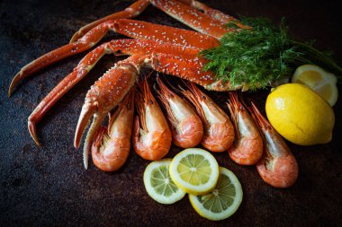 Kahverengi kırsal arka planda yengeç bacakları