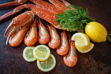 Kahverengi kırsal arka planda yengeç bacakları