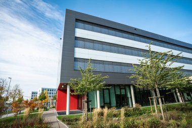 Modern Ofis Binası karşı güzel bir mavi gökyüzü