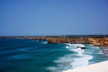 Portekiz sahili, Atlas Okyanusu'na doğru uçurum. Sagres'de çekilen