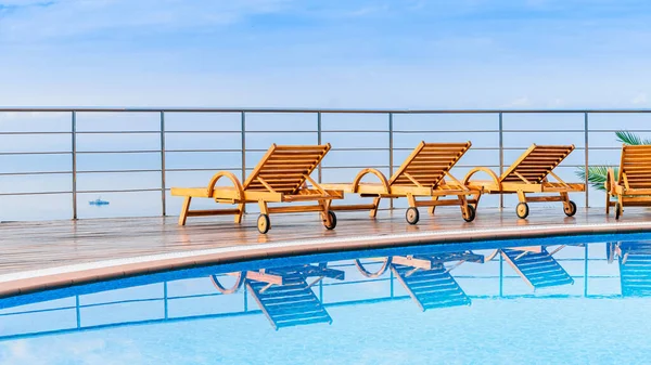 Stoel rond buitenzwembad in hotel resort neary zee en — Stockfoto