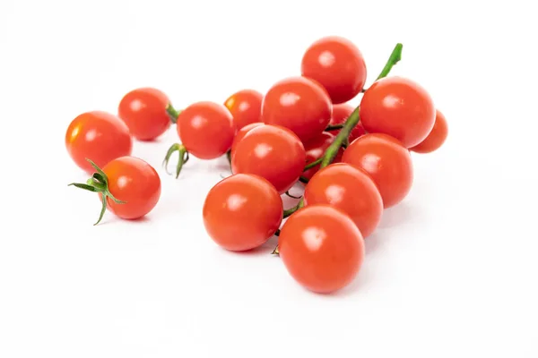 Tomates cereja isolados sobre fundo branco — Fotografia de Stock