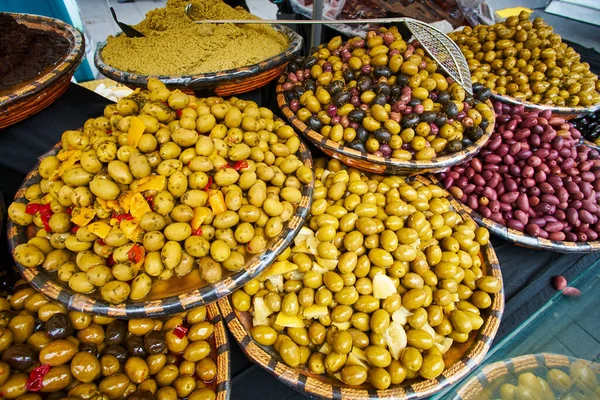 Zelené a černé olivy na orientálním trhu — Stock fotografie