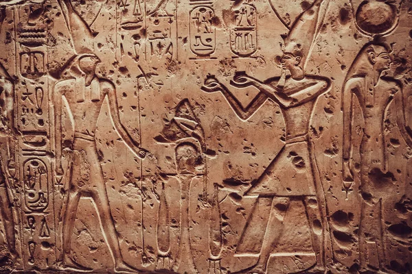 Närbild av egyptiska hieroglyfer på väggen — Stockfoto
