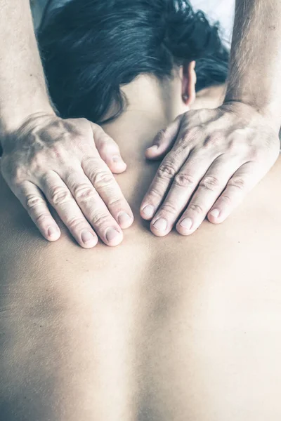 Крупним планом терапевт робить масаж на жінку — стокове фото