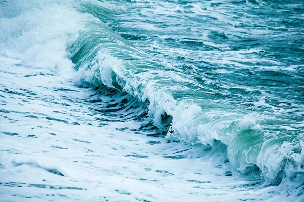 A huge waves on the ocean coast. Wonderful romantic seascape of — Stock Photo, Image