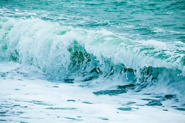 Ondas enormes na costa oceânica. Maravilhosa paisagem romântica de — Fotografia de Stock