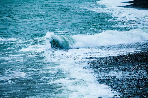 Potenti onde oceaniche rompere sfondo naturale — Foto Stock