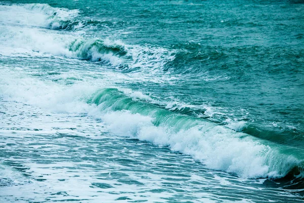 Silný oceán vlny lámání přirozeného pozadí — Stock fotografie