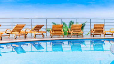 Lüks villanın yanında yüzme havuzu. Güneşli yaz tatili