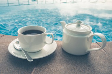 spa havuzu yakınındaki plaka üzerinde çay seti 