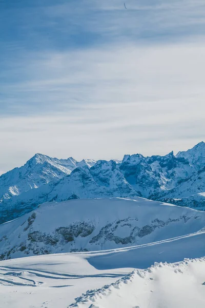 Belles montagnes et ciel en hiver — Photo