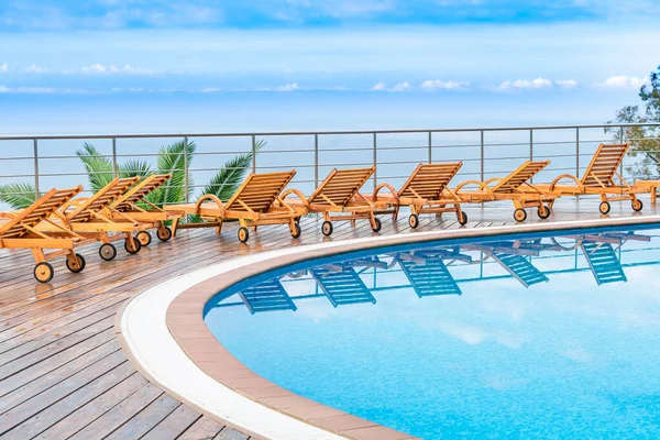 Zwembad in de buurt van luxe villa. Zonnige zomer vakantie — Stockfoto