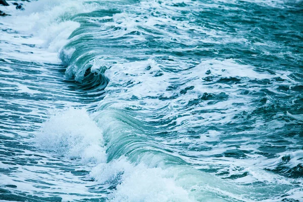 蓝色海面上的波浪 — 图库照片