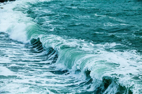 Ondas na superfície do mar azul — Fotografia de Stock