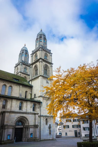 The towers of the Grossmunster in Zurich. Medieval cathedral — Stock Photo, Image