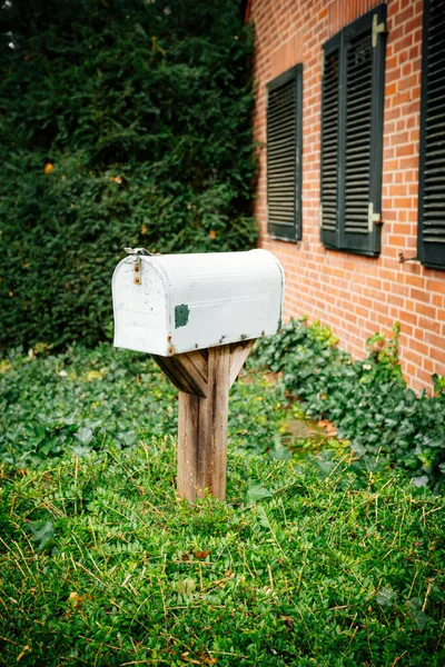 Vieille boîte aux lettres. Boîte aux lettres en métal vintage — Photo