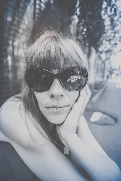 젊은 섹시 한 갈색 머리 여자 선글라스 — 스톡 사진