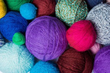 yün iplik top. Renkli konu iğne işi için. Renkli kumaş