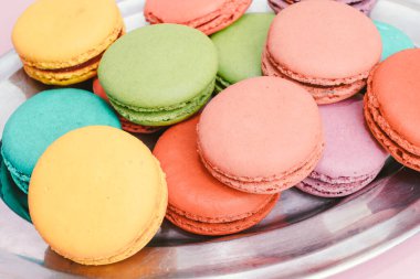 Pembe bir arka plan üzerinde renkli macarons Fransız