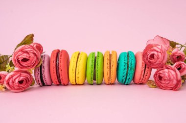 ihale küçük güller ile makarnalar. Tatlılar ve tatlılar kavramı