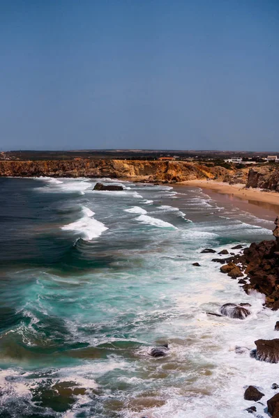 Bela costa de Portugal. penhasco no Oceano Atlântico — Fotografia de Stock