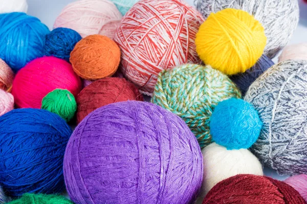 Palle di lana, fatte a mano. palline colorate di lana — Foto Stock