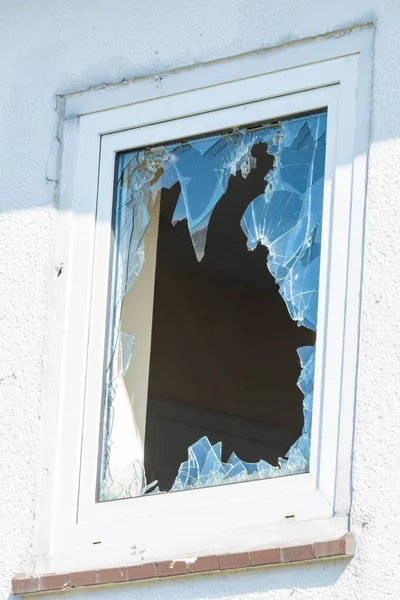 Разбитое окно в здании. Концепция вандализма — стоковое фото