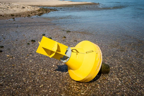 Gele ankerboei op droogte rivier — Stockfoto