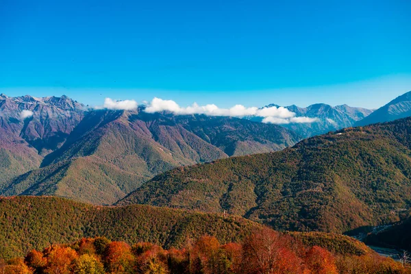 高加索山脉。 山中蓝天的风景. 图库图片