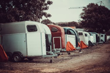 At nakliye kutuları. At römorku