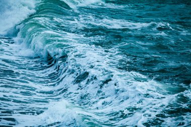 Güçlü okyanus dalgaları doğal arkaplanı kırıyor