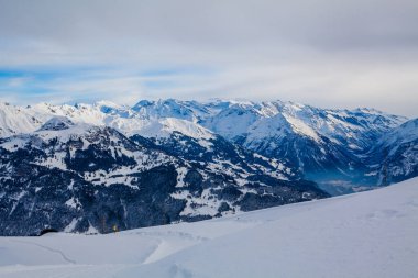 Güzel dağlar ve kışın gökyüzü