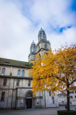 Zürih 'teki Grossmunster Kuleleri. Ortaçağ Katedrali