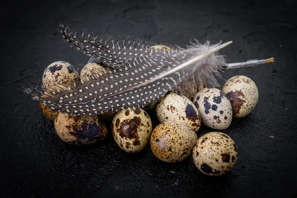 Αυγά ορτυκιού σε σκούρο παλιό φόντο — Φωτογραφία Αρχείου