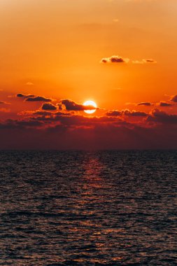 Denizin üzerinde güzel bir gün batımı. Denizde gün batımının yansıması. Turuncu gün batımı.