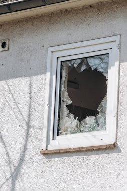 Evde kırık camlar var. Cam kırıkları pencerede kaldı..