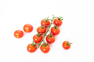 Beyaz arka planda izole edilmiş domatesler.