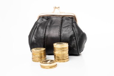 Para dolu cüzdan beyaz arka planda izole