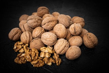 Siyah taş zemin üzerinde ceviz