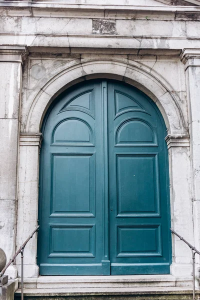 Vecchia porta di legno. Vecchia porta . — Foto Stock