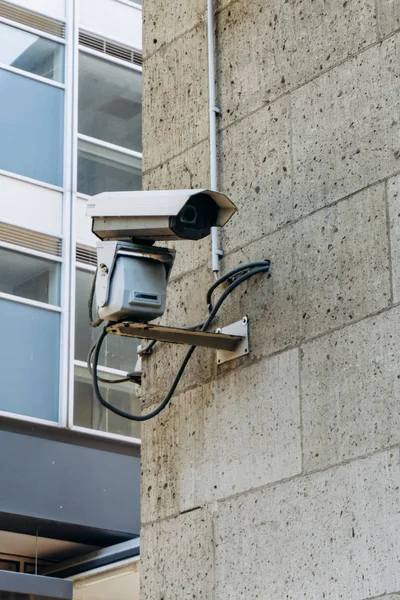 Telecamera IR di sicurezza per monitorare gli eventi in città. Telecamera a circuito chiuso — Foto Stock