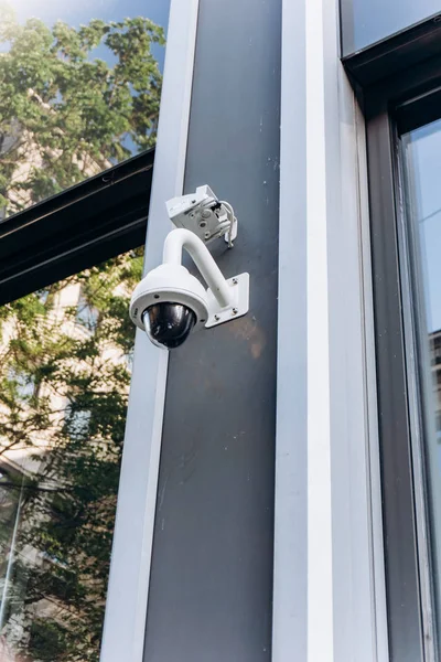 Câmera IR de segurança para monitorar eventos na cidade. Câmera CCTV — Fotografia de Stock