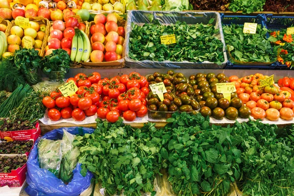 水果和蔬菜市场。 许多不同的新鲜水果和蔬菜. — 图库照片
