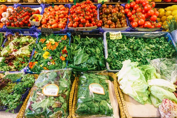 Mercado de frutas e legumes. Muitas frutas e legumes frescos diferentes . — Fotografia de Stock