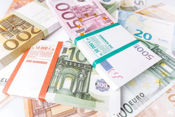 Un montón de billetes de euro. Billetes en euros sobre la mesa . —  Fotos de Stock