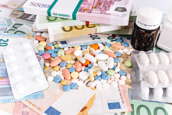 Prášky jsou na evropských penězích. Prášky a peníze v eurech. Euro bankovky a pilulky. — Stock fotografie