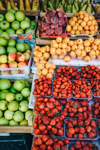 Świeże owoce na rynku. Morele, brzoskwinie, wiśnie, jabłka — Zdjęcie stockowe
