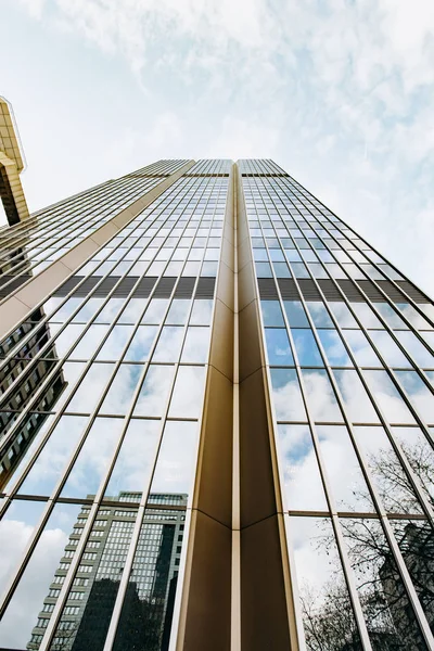Κάτω όψη των σύγχρονων ουρανοξύστες στην επιχειρηματική περιοχή κατά του μπλε ουρανού — Φωτογραφία Αρχείου