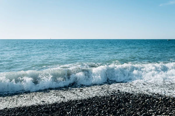 Pedras na praia. As ondas do mar batem contra as rochas na costa. Bela vista do mar . — Fotografia de Stock